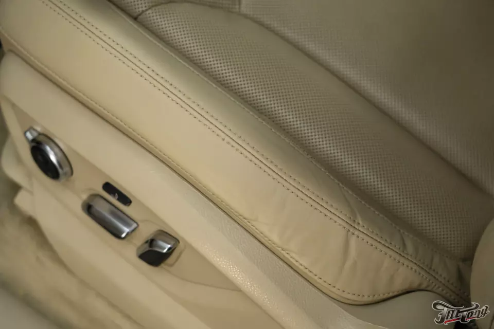 Audi Q7. Ремонт кожи в салоне и ходовых огней в фарах!